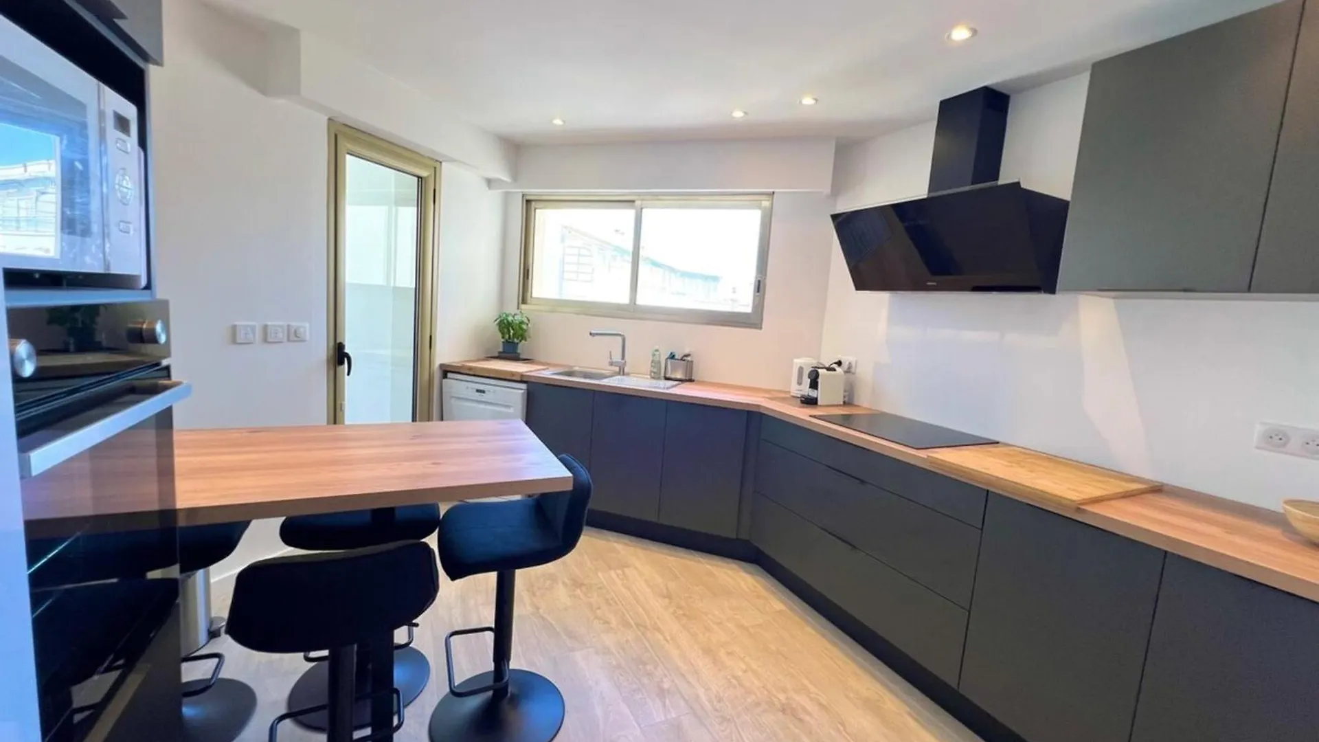 Juan Les Pins - Sea View - 4 People - Parking Apartment