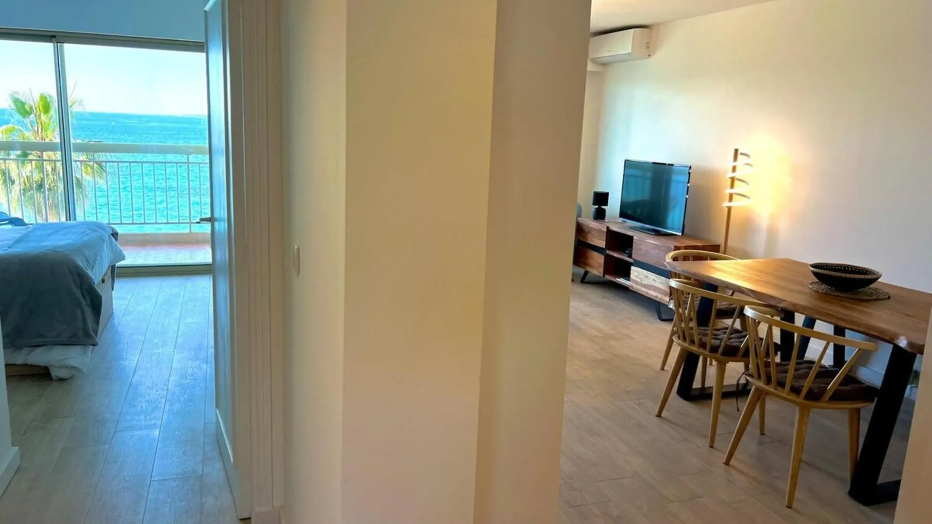Juan Les Pins - Sea View - 4 People - Parking Apartment
